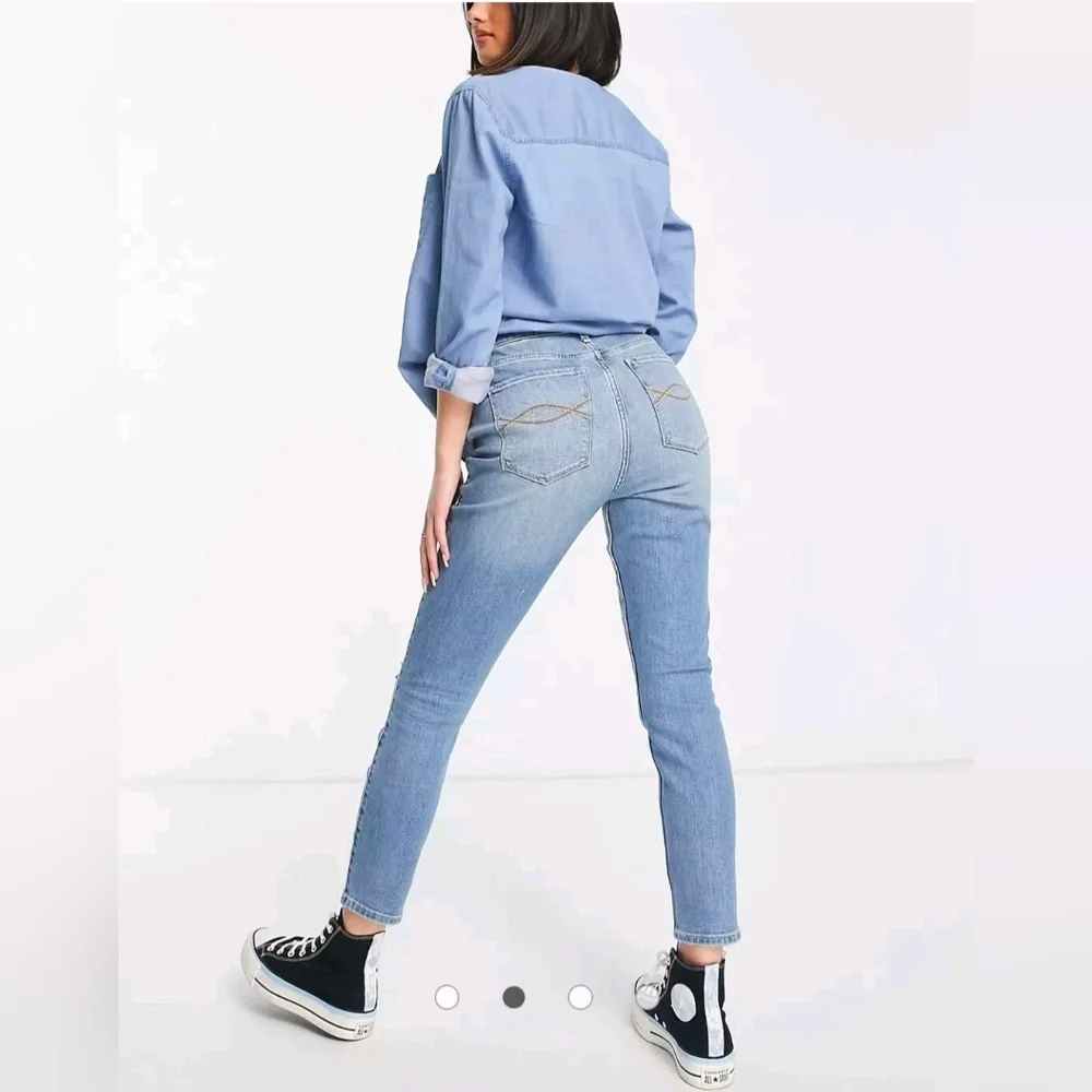 Abercrombie & Fitch • Curve‎ Love High Rise Ankle Jean